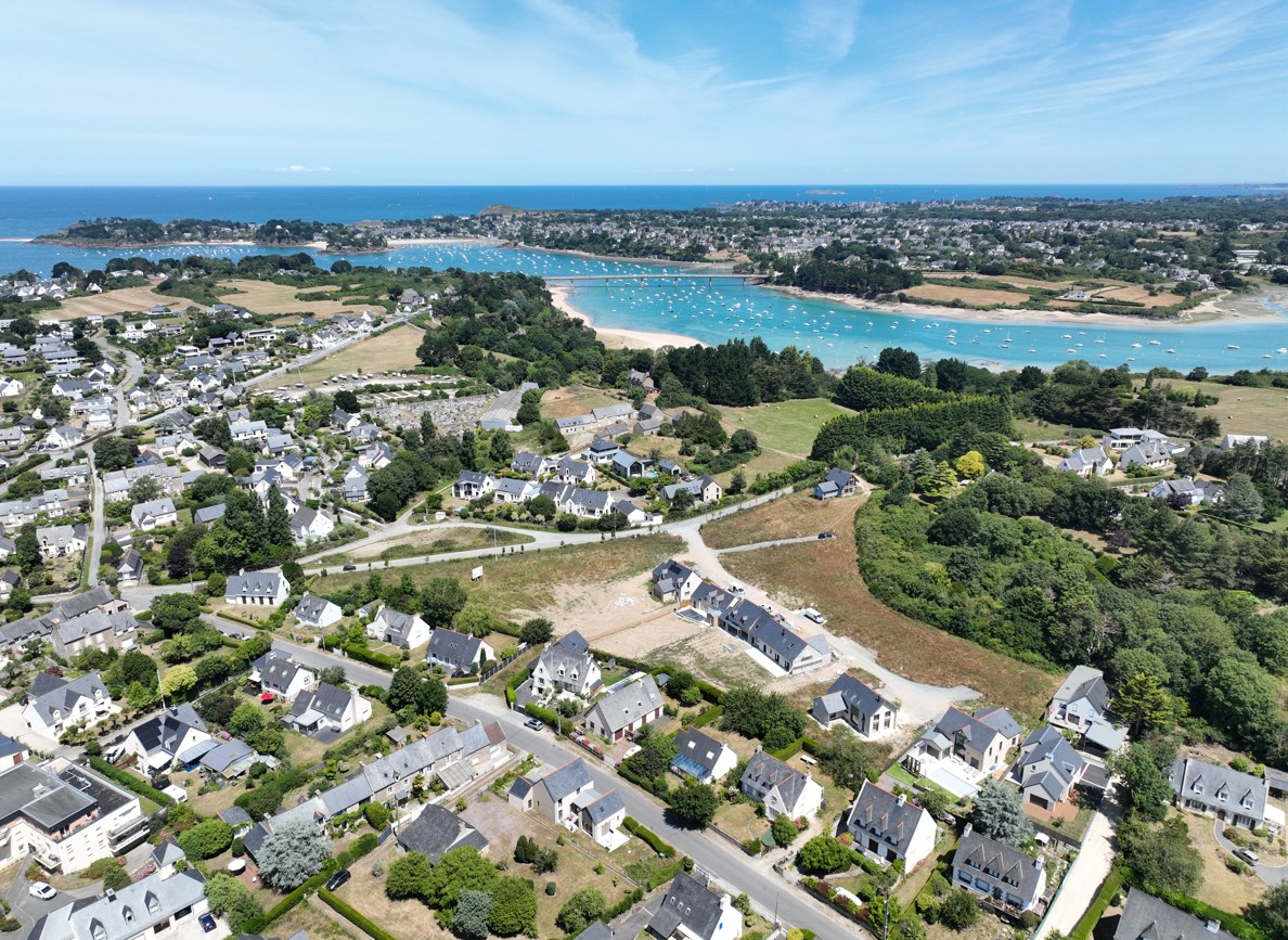 Programme neuf 2 TERRAINS VIABILISES HORS LOTISSEMENT RUE HENRI SAMSON AU CENTRE DE LANCIEUX